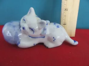 318. Miniatur kleine Porzellankatze spielt mit Ball, blau-weiße Figur - Bild 1 von 5