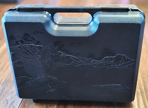 Plano 1404 Protector Series custodia pistola/fotocamera nera con immagine aquila 16x11x5,5 - Foto 1 di 16