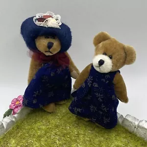 2x Boyds Bears Wuzzies Bär 3 Zoll QVC exklusiv blau Kleid Blumen Hut Menge 2 - Bild 1 von 6