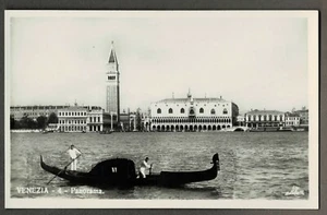 Echtfoto-AK VENEDIG, PANORAMA / GONDOLIERE, ungelaufen, um 1910 - Bild 1 von 2