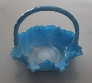 Fenton blau & weiß Schlacke Milch Glas Hobnail gerüschter Griffkorb 6 1/2 Zoll hoch - Bild 1 von 12
