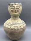Vieux pot de poterie argile peint bateau à bec anthropomorphe près de l'Antiquité orientale