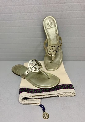 Sandalias Tory Burch Miller Metálicas de Cuero Dorado Tanga Talla 7M. Foto 1 de 4