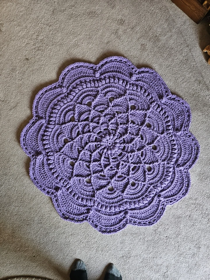 Tapete de crochê. Feito à mão.  42 polegadas - Imagem 1 de 4