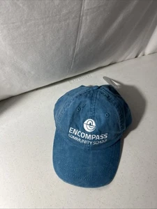 Sombrero azul con correa ajustable Encompass Community School “NUEVO CON ETIQUETAS” - Imagen 1 de 5