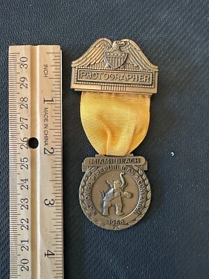 Insignia de fotógrafo de la Convención Nacional Republicana de Miami 1968 Richard Nixon  - Imagen 1 de 3