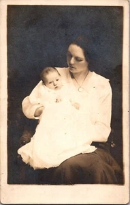 Tarjeta postal RPPC madre con su hijo bebé AZO tarjeta fotográfica sin publicar - Imagen 1 de 2