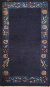 Alfombra hecha a mano de 3'x4' azul marino con bordes art deco de 3'x4' tinte vegetal - Imagen 1 de 12