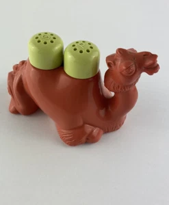 Vtg MCM/Retro Kitchen Pink Hard Plastic Camel Caddy Salt & Pepper shakers 1950’s - Picture 1 of 4