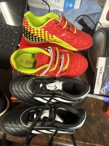 kids soccer shoes 2 Pairs - Picture 1 of 15