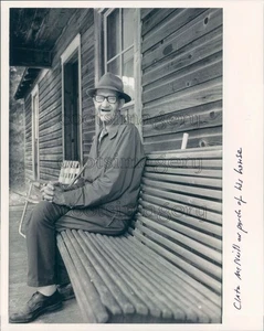 1984 Press Photo Elderly Clate McNeill on His Porch North Carolina Big Smile - Picture 1 of 2