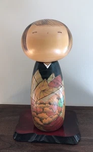 Muñeca japonesa de madera Okamoto Usaburo Kosheki “Canción de la montaña de otoño” 11”/28 cm - Imagen 1 de 13
