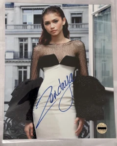 Zendaya signed 8x10 Foto - Paris Fashion Week 2019 - Authenticated Autogramm - Bild 1 von 3