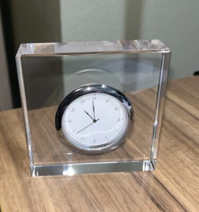 Anna New York Lucite Uhr. 3.5 z 3.5” x 1”. Neu im Karton mit Gravur "Deine Zeit ist jetzt" - Bild 1 von 6