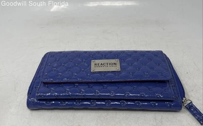 Cartera Kenneth Cole Reaction para mujer azul rosa acolchada charol cremallera alrededor Foto 1 de 4