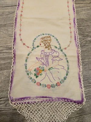 De colección Bordado Victoriano Dama Hecho a Mano Blanco Lino Corredor de Mesa Crochet Encaje Foto 1 de 4