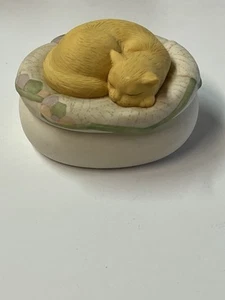 Caja de baratija en forma ovalada de gato con sello de colección ~ gato durmiendo en la cama - Imagen 1 de 4