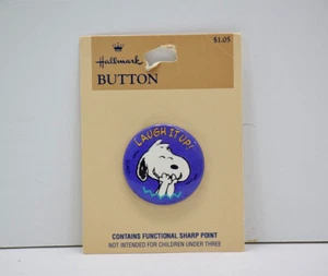 Hallmark Snoopy Peanuts Laugh It Up Pin Redondo Botón Trasera Años 90 Nuevo Stock Antiguo - Imagen 1 de 3