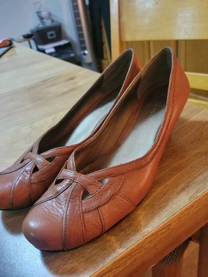 Hermosa bomba de cuero marrón camel punta poco profunda con tacón de gatito de Nine West talla 8,5 Foto 1 de 4