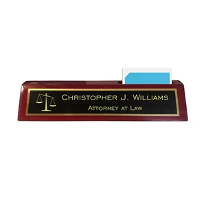 Placa de identificación de escritorio de abogado personalizada cuña acabado de palo de rosa con escalas - Imagen 1 de 4