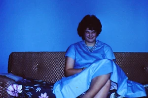 1962 - Vintage 35mm Dia, Lady Modeling, sitzend für Hobbyfotograf # 7080 - Bild 1 von 1