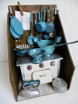 JOUET ANCIEN - CUISINE ARTISANALE CUISINIÈRE NOMBREUX ACCESSOIRES TÔLE ÉMAILLÉE - Photo 1/4