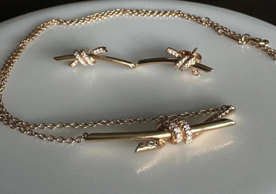 Juego de collar y pendientes con nudo de diamantes y oro de 18 quilates Tiffany & Co. Foto 1 de 4