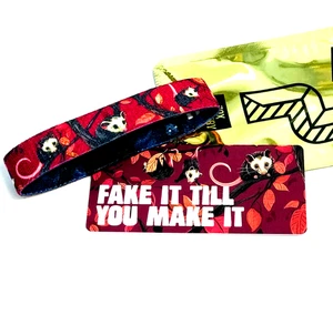 ZOX *FAKE IT TILL YOU MAKE IT* Silber einzelnes kleines Goldie Armband mit Karte POSSUM - Bild 1 von 3
