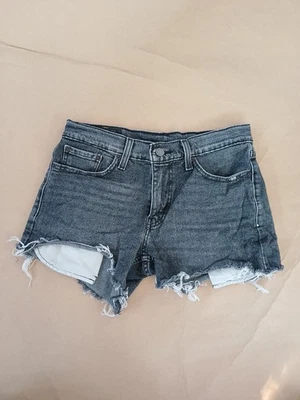 Pantalones cortos de mezclilla grises Levis 511 para mujer 29 pantalones cortos de jean cortados desgastados Foto 1 de 4