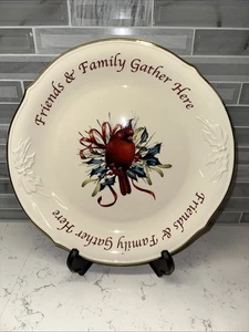 LENOX Saluti Invernali "AMICI E FAMIGLIA SI RIUNISCONO QUI" Piatto Dessert 12" Nuovo senza scatola - Foto 1 di 12