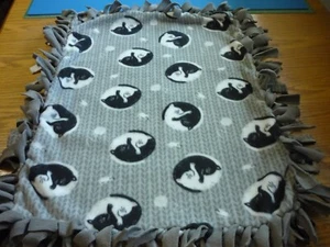 Manta de corbata de lana de peluche hecha a mano de gatos Yin Yang para una mascota pequeña - Imagen 1 de 3