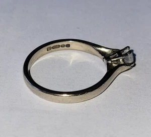 Gorgeous 18ct Gold Diamond Solitaire Ring Size L - Picture 1 of 9