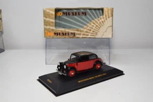 B28 1:43 IXO MUSEUM MUS026 MERCEDES-BENZ 130 W23 1934 ROSSO NERO NUOVO CON SC... - Foto 1 di 18
