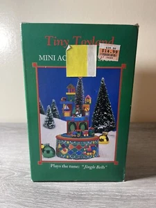 Mini caja de música musical de acción Enesco Tiny Toyland 1996 reproduce campanas de tintineo nueva en caja - Imagen 1 de 2