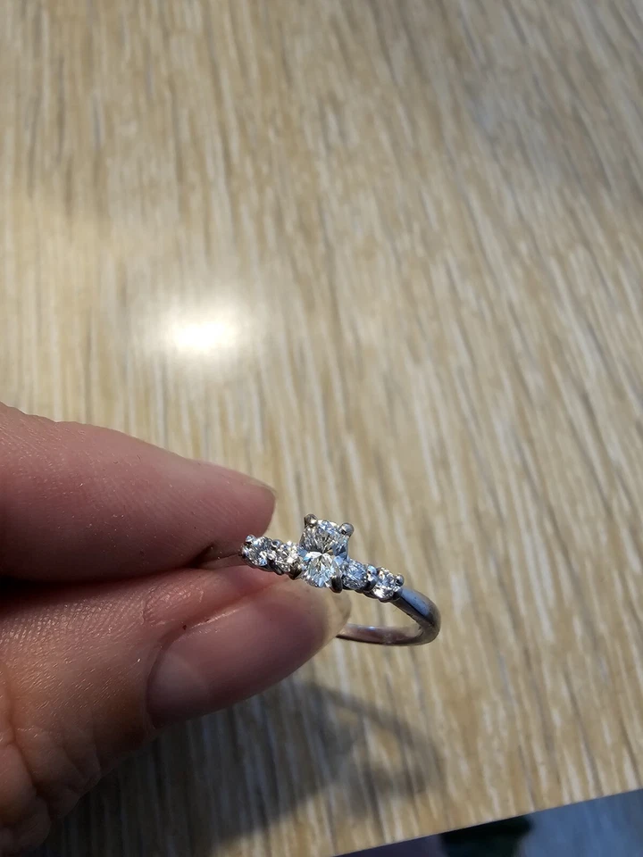 Anillo de compromiso de diamantes naturales con banda de oro blanco, talla 10 Foto 1 de 4