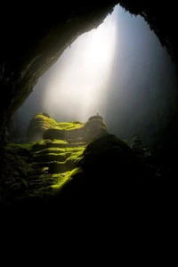 Figura de la cueva Son Doong Vietnam posando grandes rayos de sol foto póster impresión artística - Imagen 1 de 1