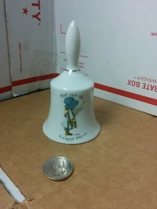 Campana de porcelana vintage Holly Hobbie comienza cada día de una manera feliz - 4,25" de alto - Imagen 1 de 9