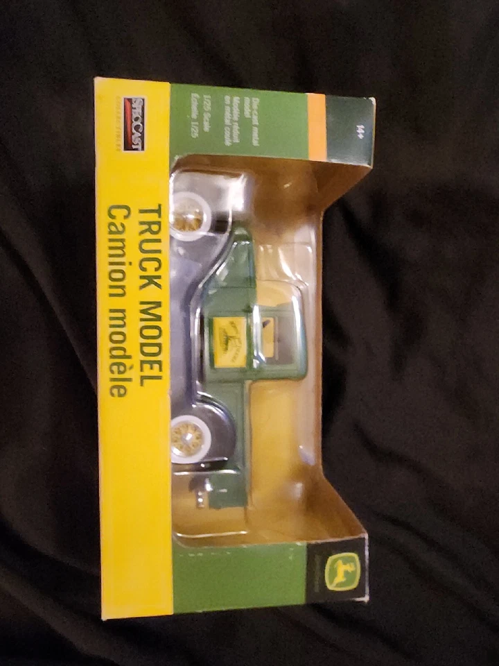 Speccast John Deere 1:25 Truck Model - Image 1 of 1