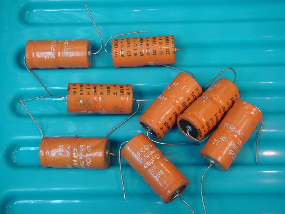 Condensador electrolítico de aluminio 8 piezas EPCOS SIEMENS SIKOREL 680uF 75V 125C Foto 1 de 1