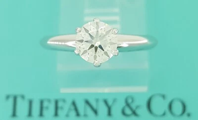 Anillo de compromiso Tiffany & Co solitario de diamantes redondos platino 0,72 quilates Rtl $9300 Foto 1 de 4