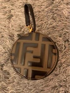 Portamonete rotondo in pelle Fendi logo cerniera oro usato - Foto 1 di 3
