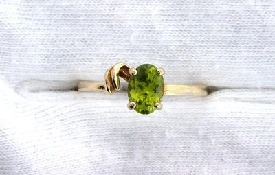 10Kt REAL Yellow Gold 7x5 Oval Arizona Peridot Gemstone Gem Stone Sz 6.75 Ring  - Image 1 of 3