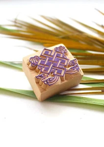 Mini estampilla estampada de bloques de madera con símbolo de nudo interminable auspicioso - Imagen 1 de 2