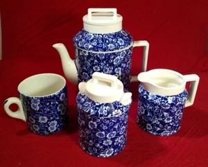 Colonial Calico Set 6-teilig Teekanne, Milchkännchen, Zucker & Becher - Blau & Weiß - Bild 1 von 4