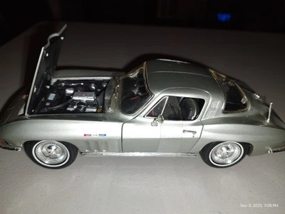 Chevrolet Corvette 1965 suelto Maisto plateado edición especial escala 1:18 buen estado Foto 1 de 4