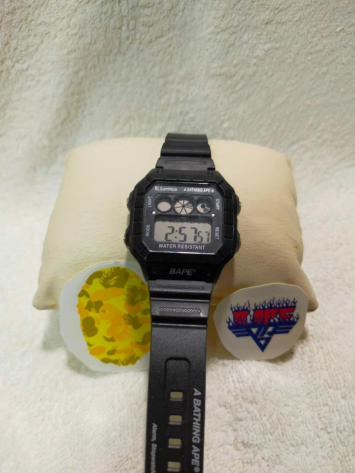 RELOJ BAPE DIGITAL COLECCIÓN VERANO 2020 A BATHING APE de Japón con pegatina Foto 1 de 4