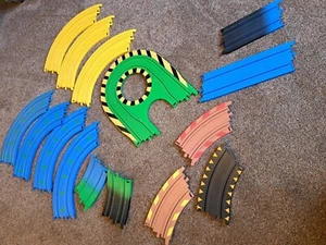 MICRO SCALEXTRIC 1:64 ASSORTED TRACK BUNDLE 15 PIECES OLDER STYLE CURVES ETC - Picture 1 of 7