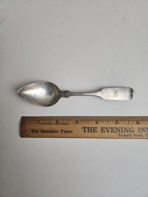 Cuchara con mango de violín de plata para monedas Marquand & Co, 1804-1838 Foto 1 de 4