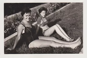 Dos Mujeres Jóvenes Bonitas Atractivas Playa Bikini Traje de Baño Mujeres Foto Instantánea - Imagen 1 de 7