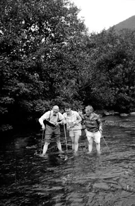 Hommes femmes randonnée baignade rivière - lot 3 négatifs photo ancien an. 1920 - Imagen 1 de 3